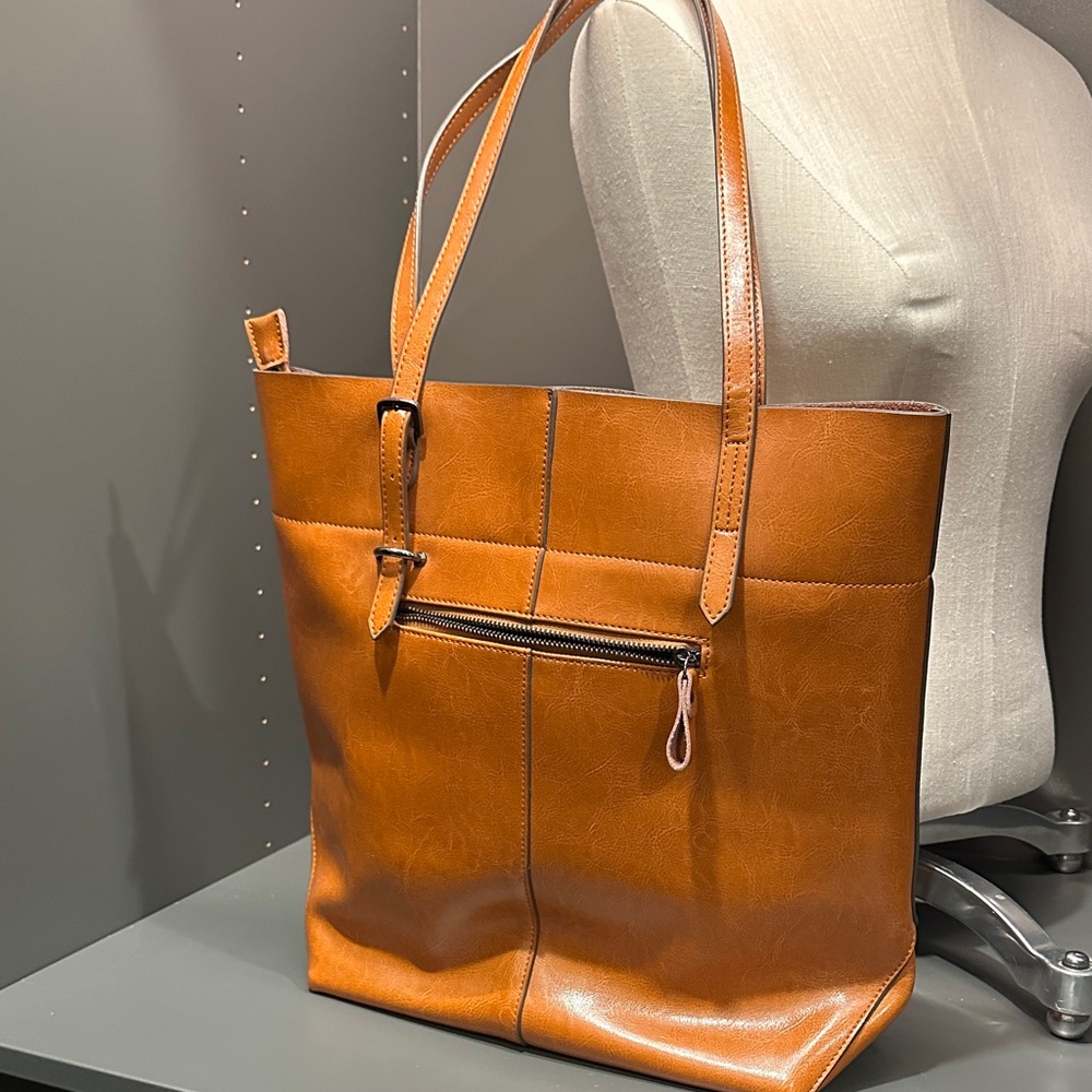 Classic Tan Leather Tote Bag - Elegant Everyday Carry